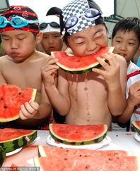 学生比赛吃两瓜,学生巅峰对决，看谁吃瓜速度更快！