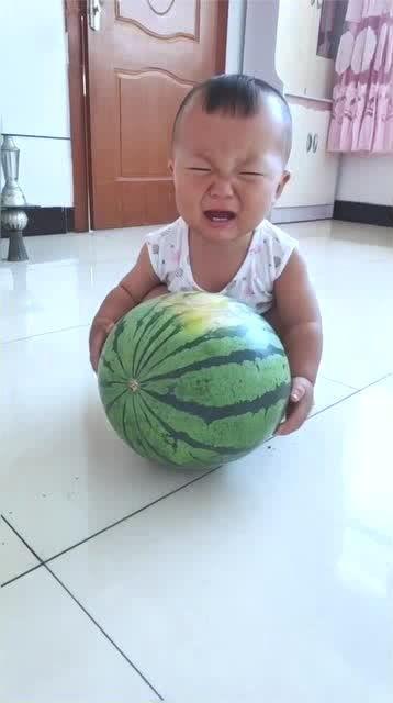 小孩被打吃瓜