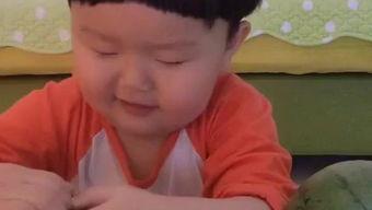 小孩吃瓜可爱视频,萌娃吃瓜瞬间，可爱指数爆表