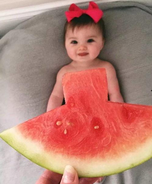 孩子模仿吃瓜,小宝贝的“吃瓜”大作战