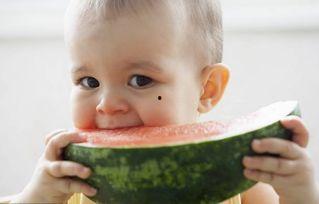 孩子模仿吃瓜,小宝贝的“吃瓜”大作战