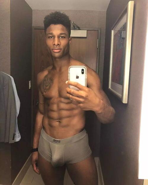 健身男自拍吃瓜,肌肉与幽默的完美融合