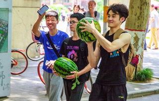 学校吃瓜男女疫情,疫情下的校园爱情与友情