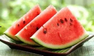 校园吃瓜的场面,揭秘校园里的八卦风云  第2张