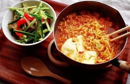 宿舍吃泡面分瓜,舌尖上的友谊与味蕾的碰撞  第3张