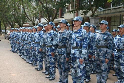 大学军训吃瓜,揭秘大学生活中的酸甜苦辣