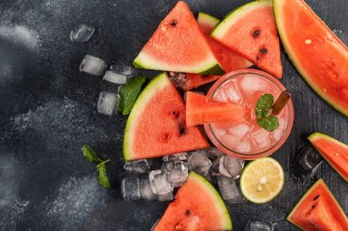 医院宿舍吃瓜照片,医院宿舍里的夏日悠闲时光  第1张