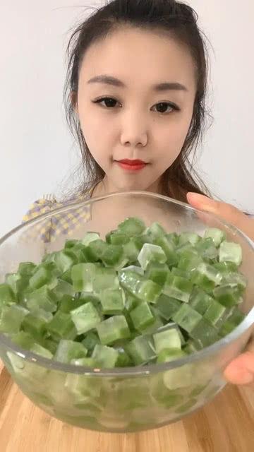 吃冰块哈密瓜,冰镇哈密瓜，清凉一夏的味蕾盛宴  第2张